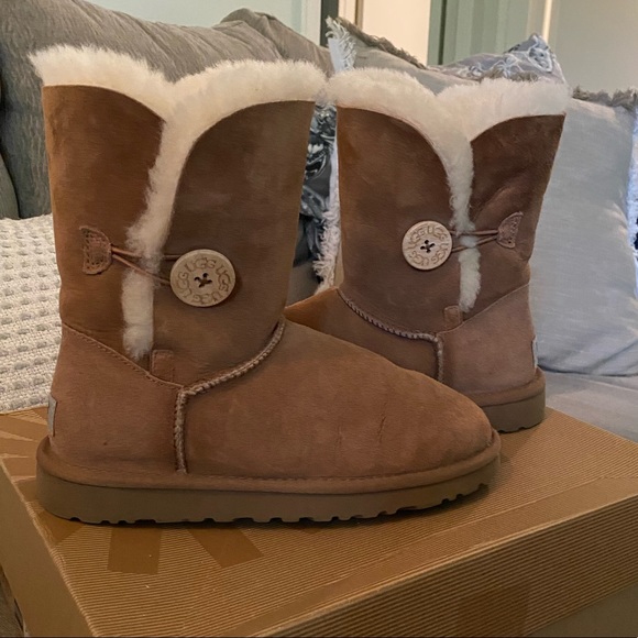 Ugg Bailey Button Size 6 ✨ - Picture 2 of 12
